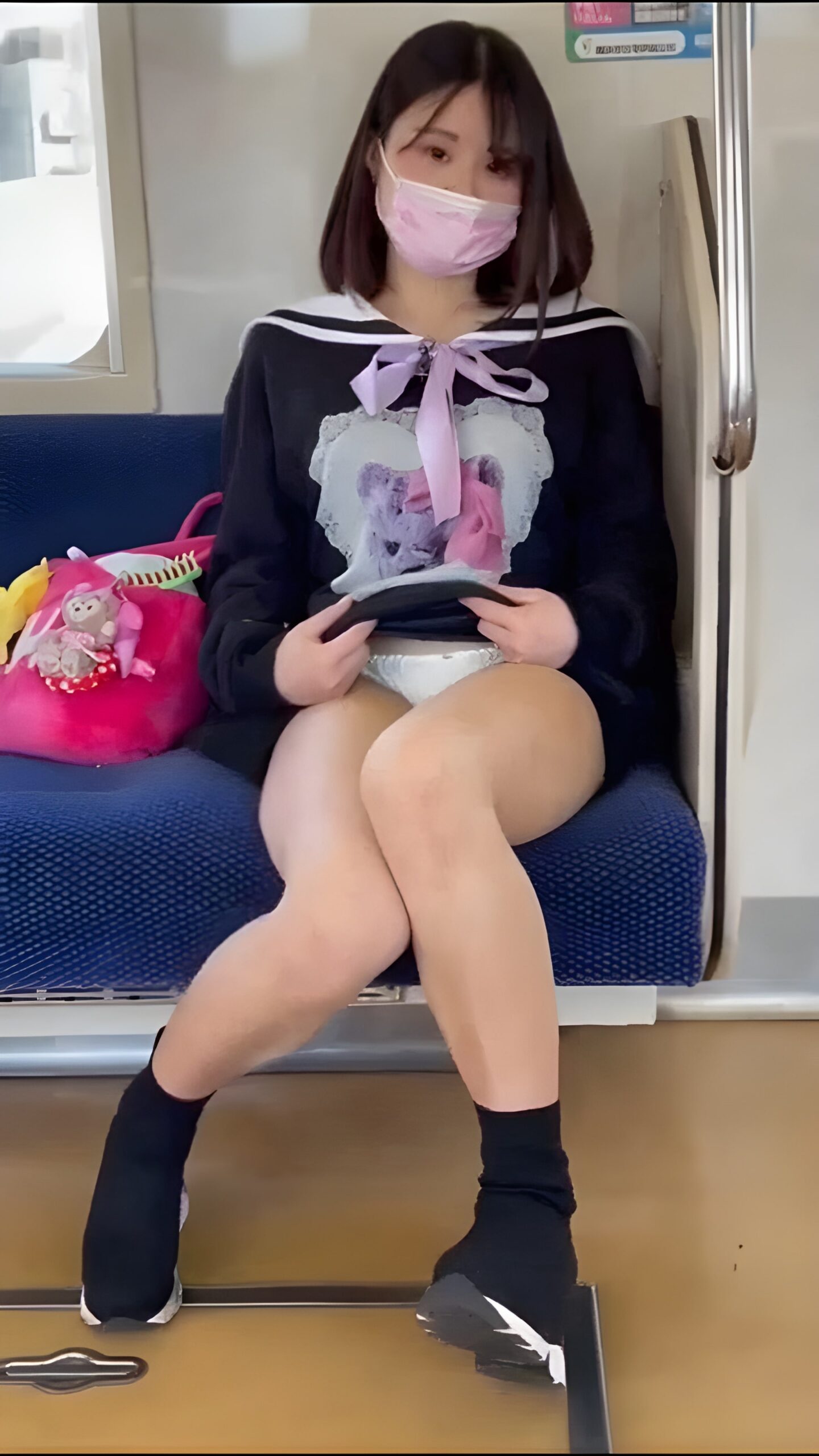 向かいのオッサンに見せパンしちゃう少女 – オジサンの大好物 パンツ