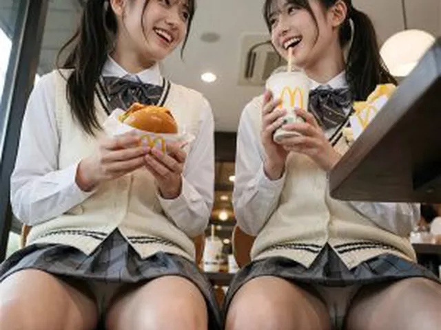 【三次】放課後にマックで寄り道してる女子校生のAI画像