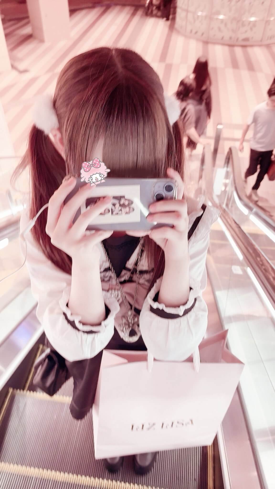 【画像】カワイイ地雷系女子とデートする彼氏目線な写真