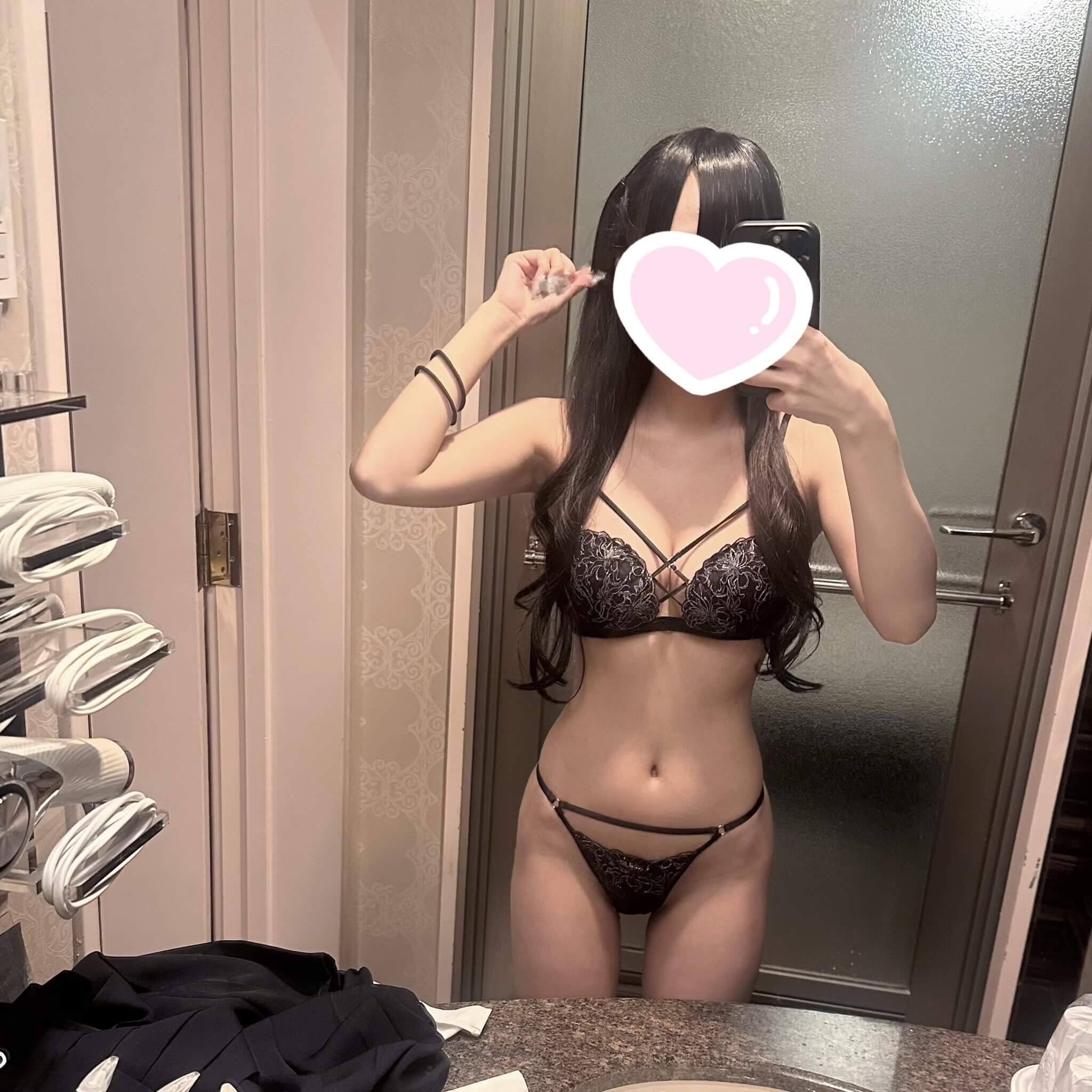 【画像】女はいいよな～こうやって下着姿の写真上げるだけで稼げてｗｗ