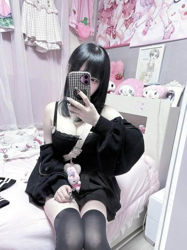 【画像】カワイイしこういうエロい格好もできちゃう地雷女子がシコい