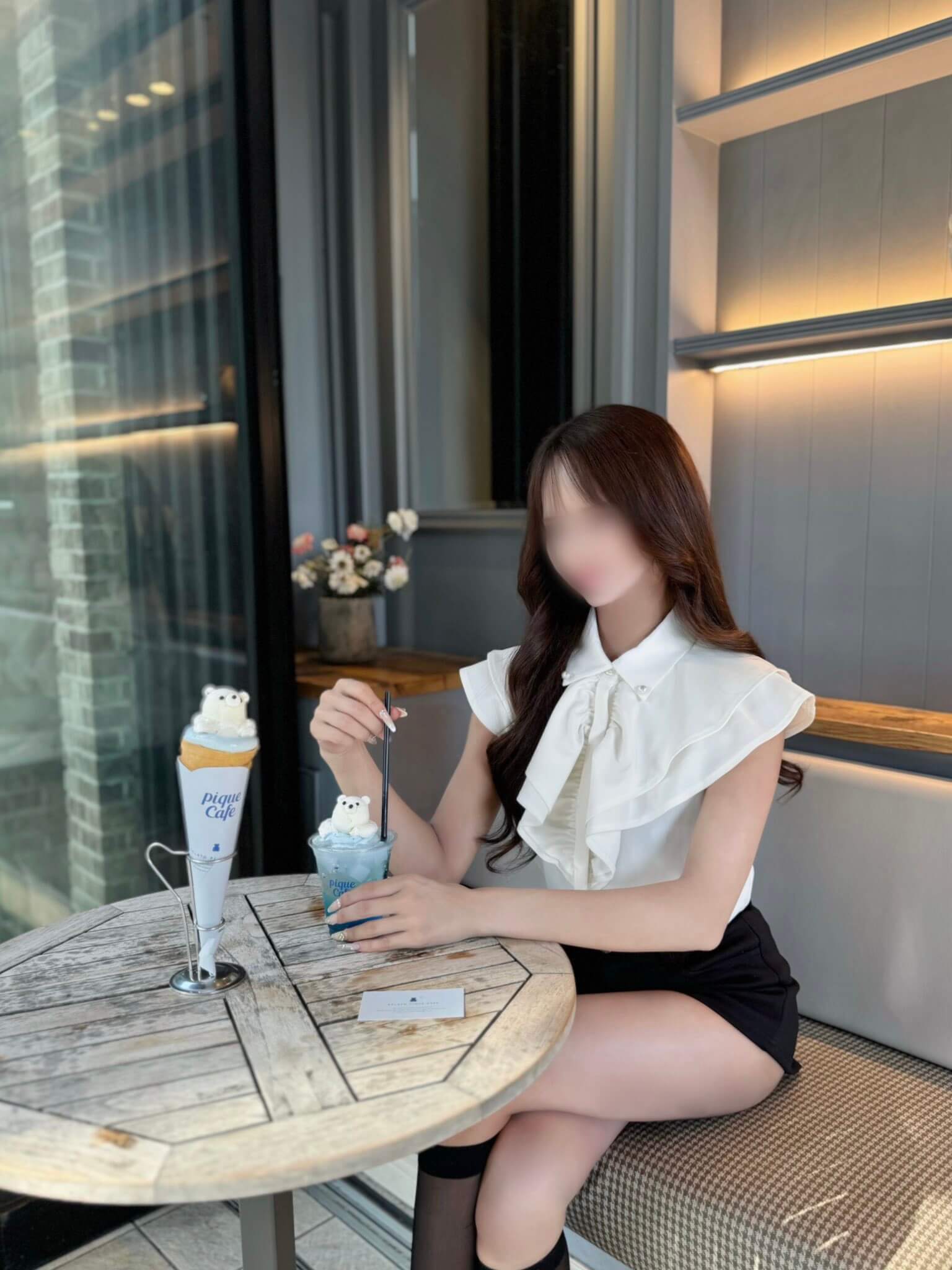 【画像】こういう格好の女とおっさんをブランド店で良く見るよなｗｗ