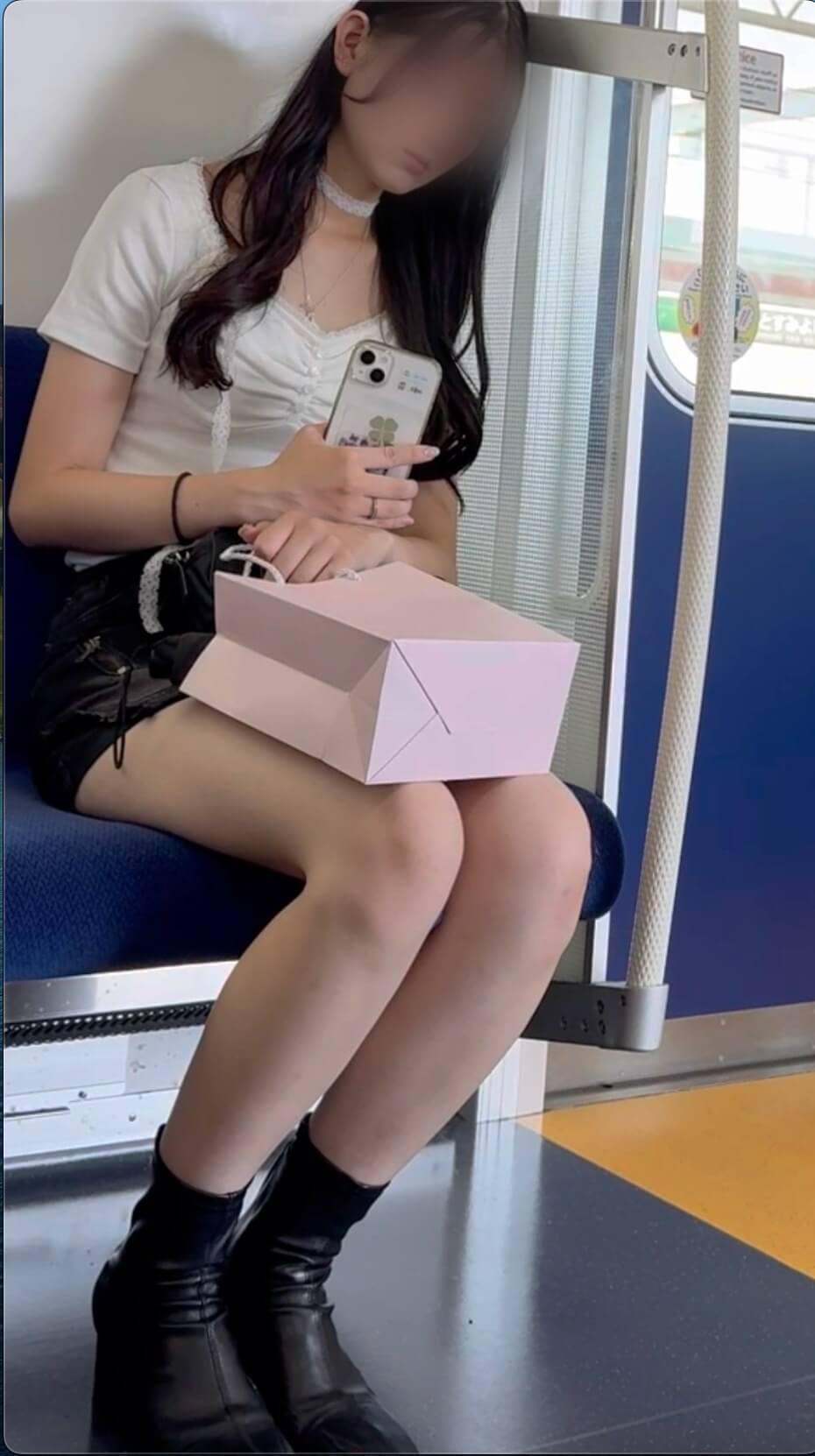 【画像】電車でえろい生足女さんが電車に居たらﾁﾗﾁﾗ見ちゃうよなｗｗ