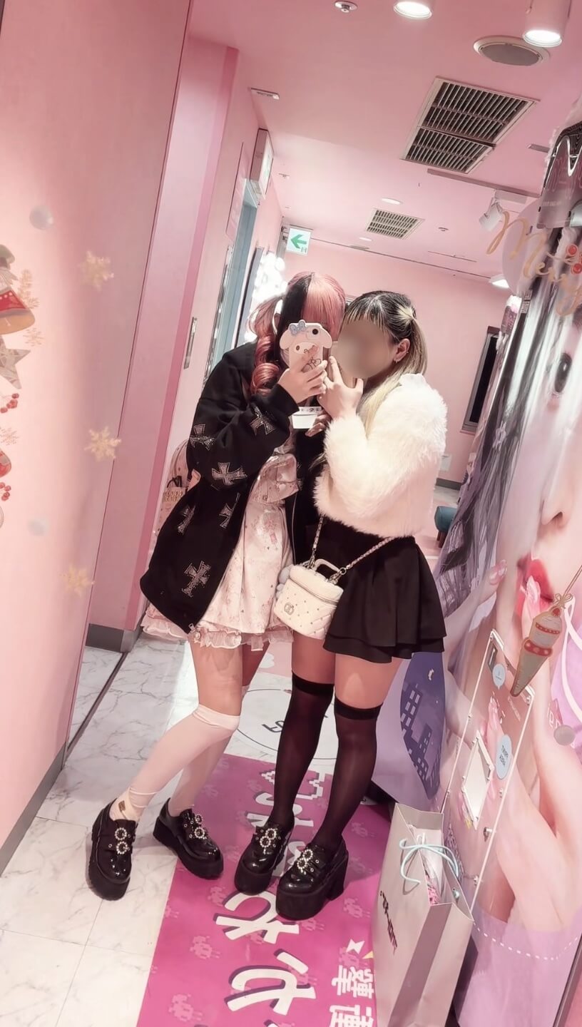【画像】地雷系女子ちゃんが一番ニーハイ似合うよな