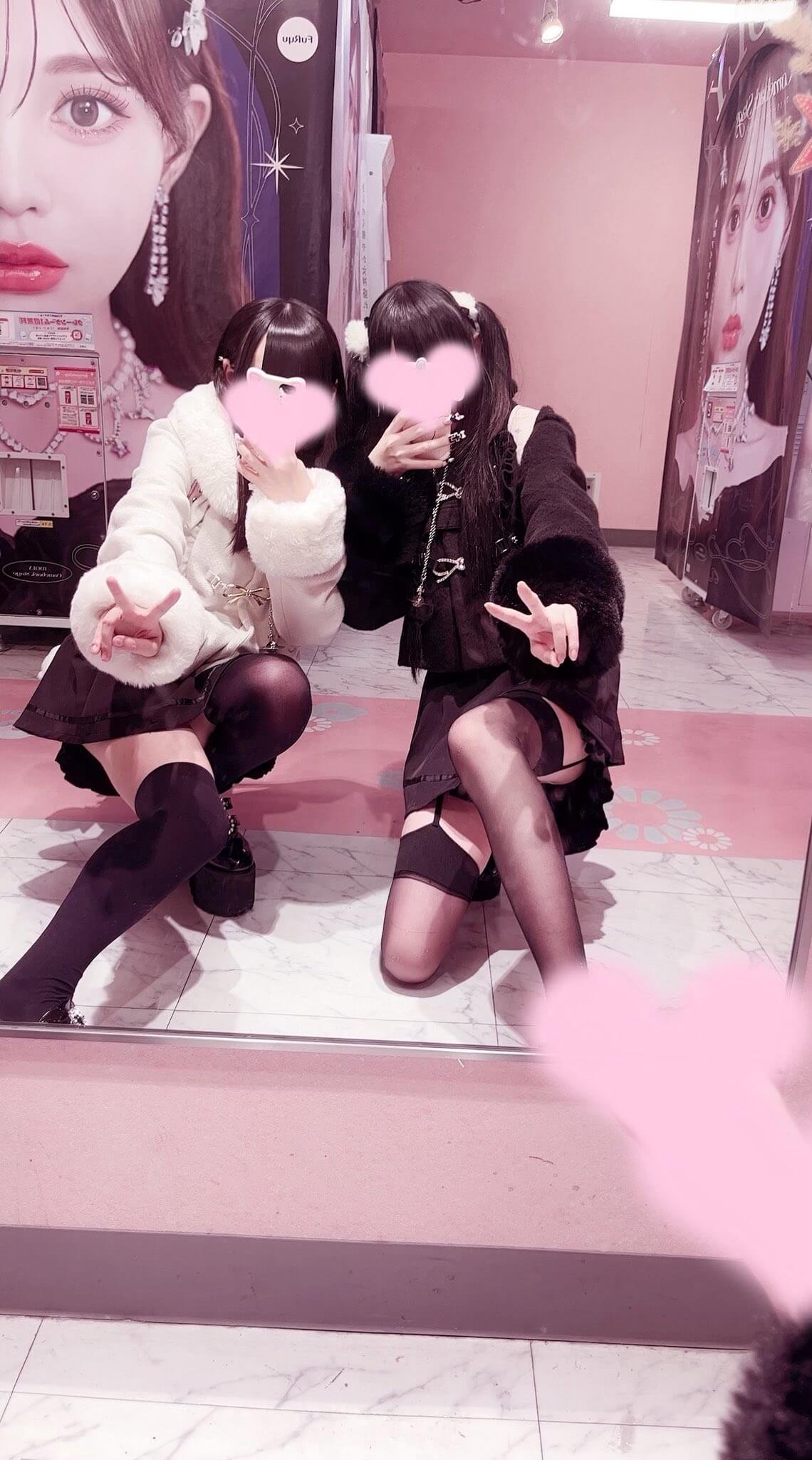 【画像】大好きなニコイチと写真撮る地雷系女子がカワヨ