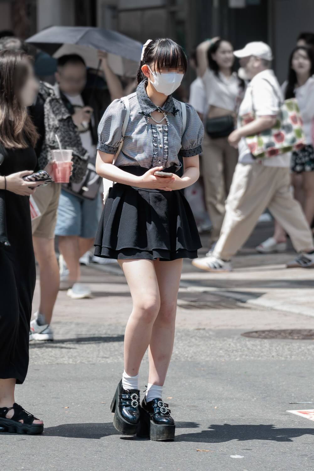 【画像】街で見かけた生足がえちちなカワイらしい女の子たち♡