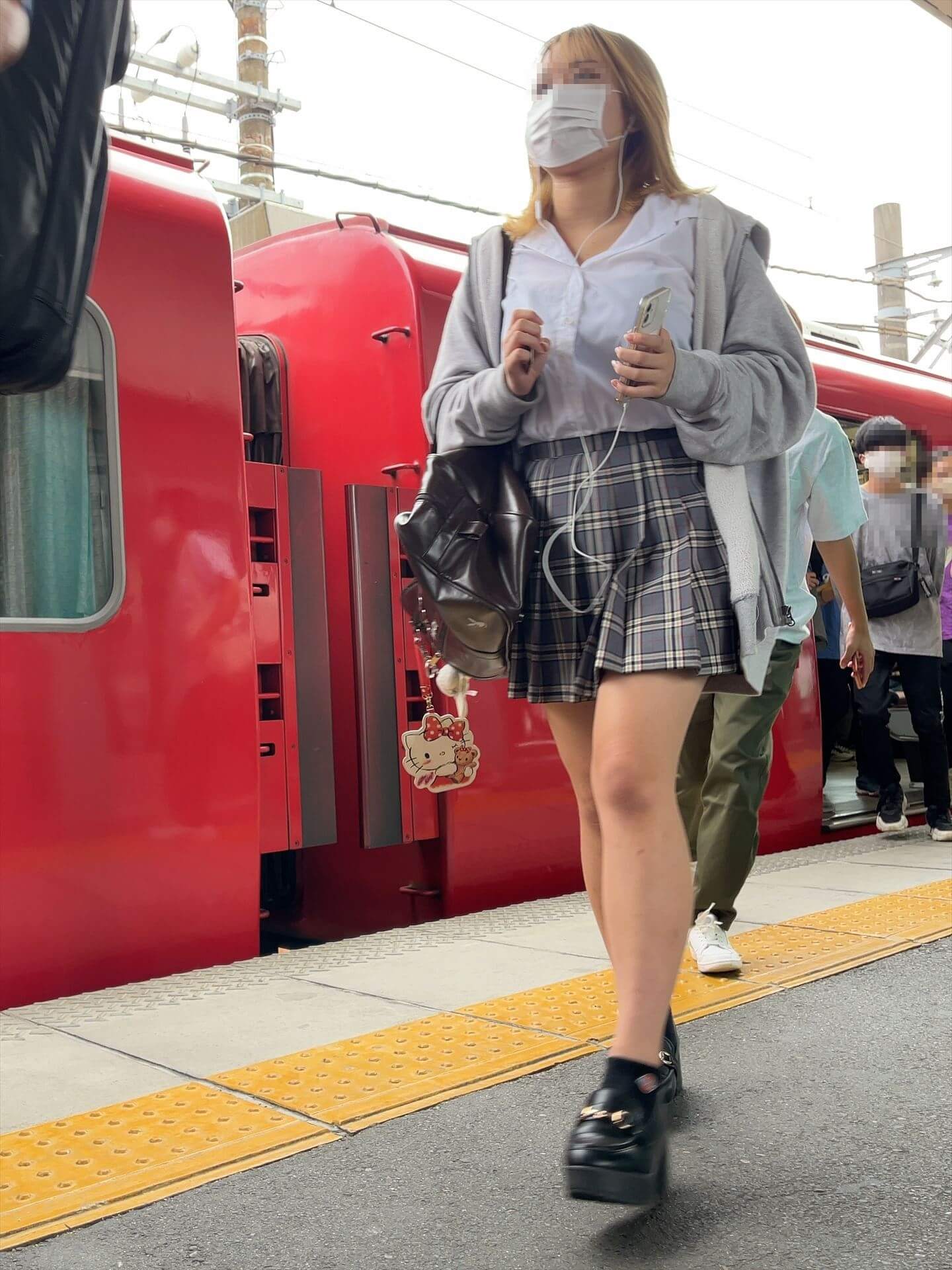 【画像】街で制服ＪＫが居たらなぜか察知してしまうよなｗｗ