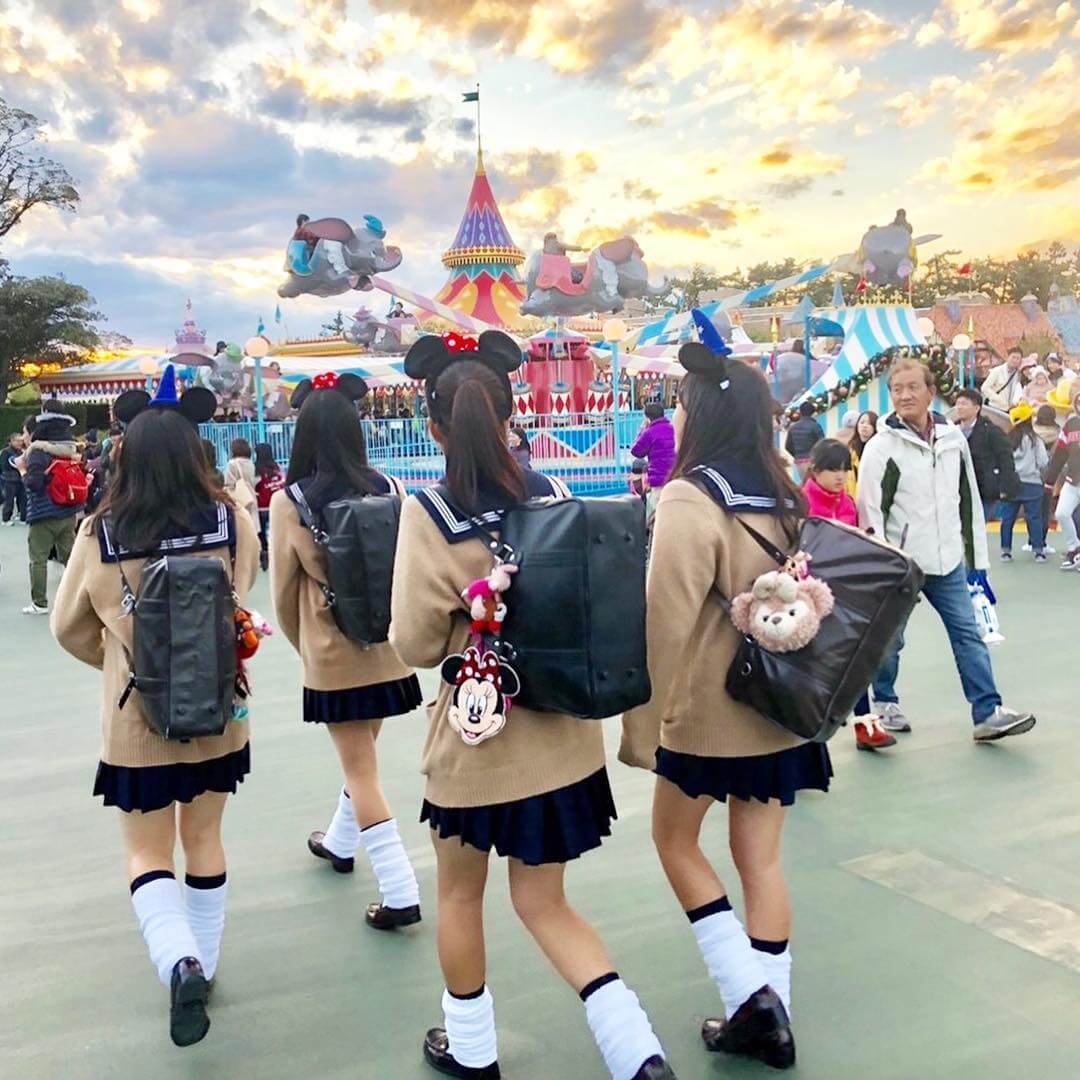 【画像】制服ＪＫを引率するおぢさん気分になれるTDL写真