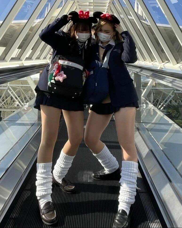 【画像】ニコイチで制服ディ〇ニーする女子高生かわええねぇ