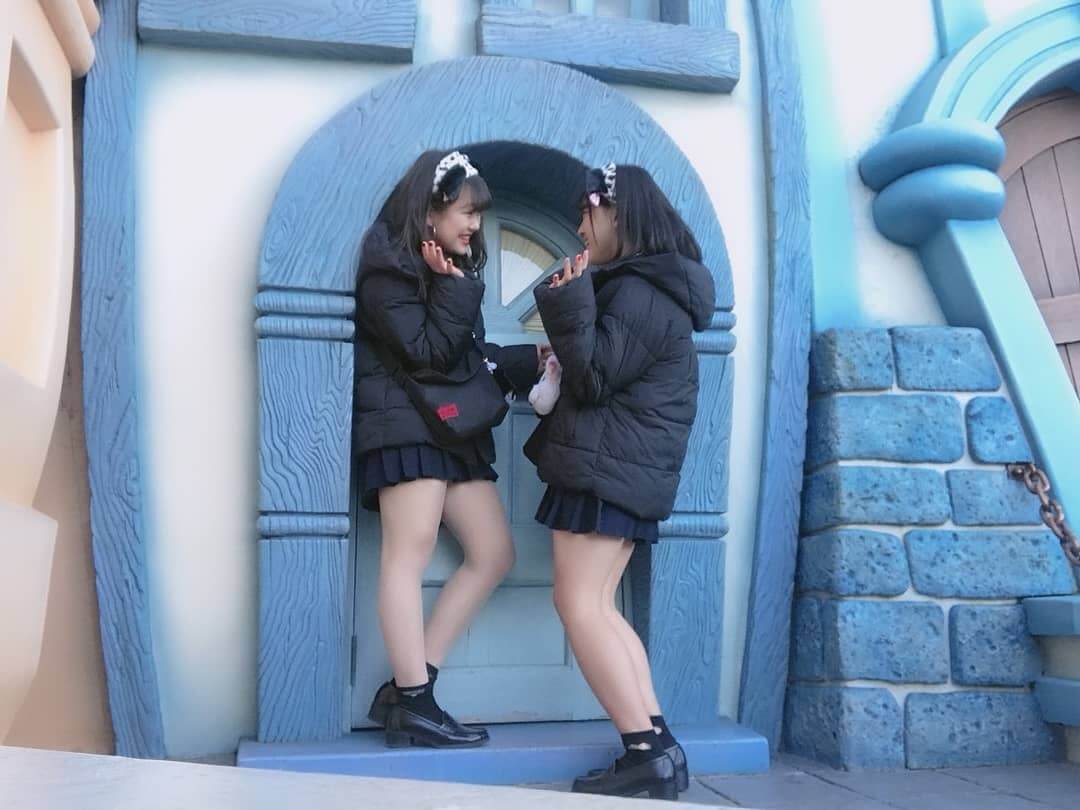 【画像】ディ〇ニー制服ＪＫが撮ってるここ、どこだよ！？