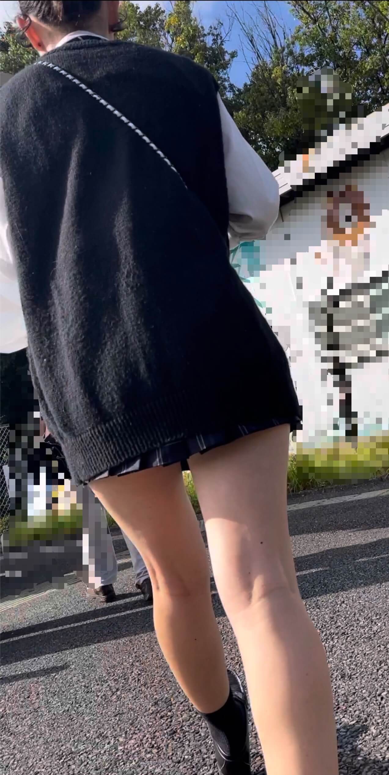 【画像】こんなミニスカ制服ＪＫが目の前居たらお前らどうする？ｗｗ
