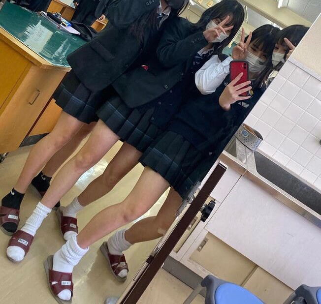 【画像】制服ＪＫに撮られるデカ鏡にすら転生したくなる自撮り写真