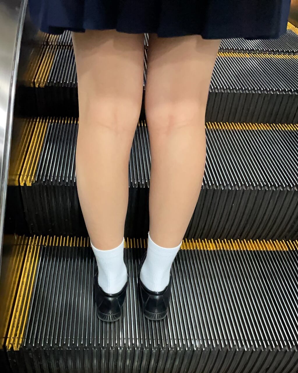 【画像】女子高生の生足ってえろ過ぎて規制すべきだわ(ｼｺｼｺ)