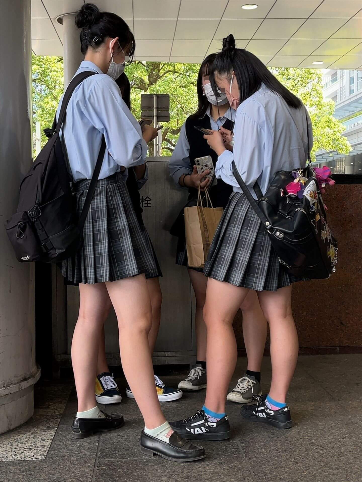 【画像】汗でしっとりしてそうな街撮りシャツＪＫちゃん