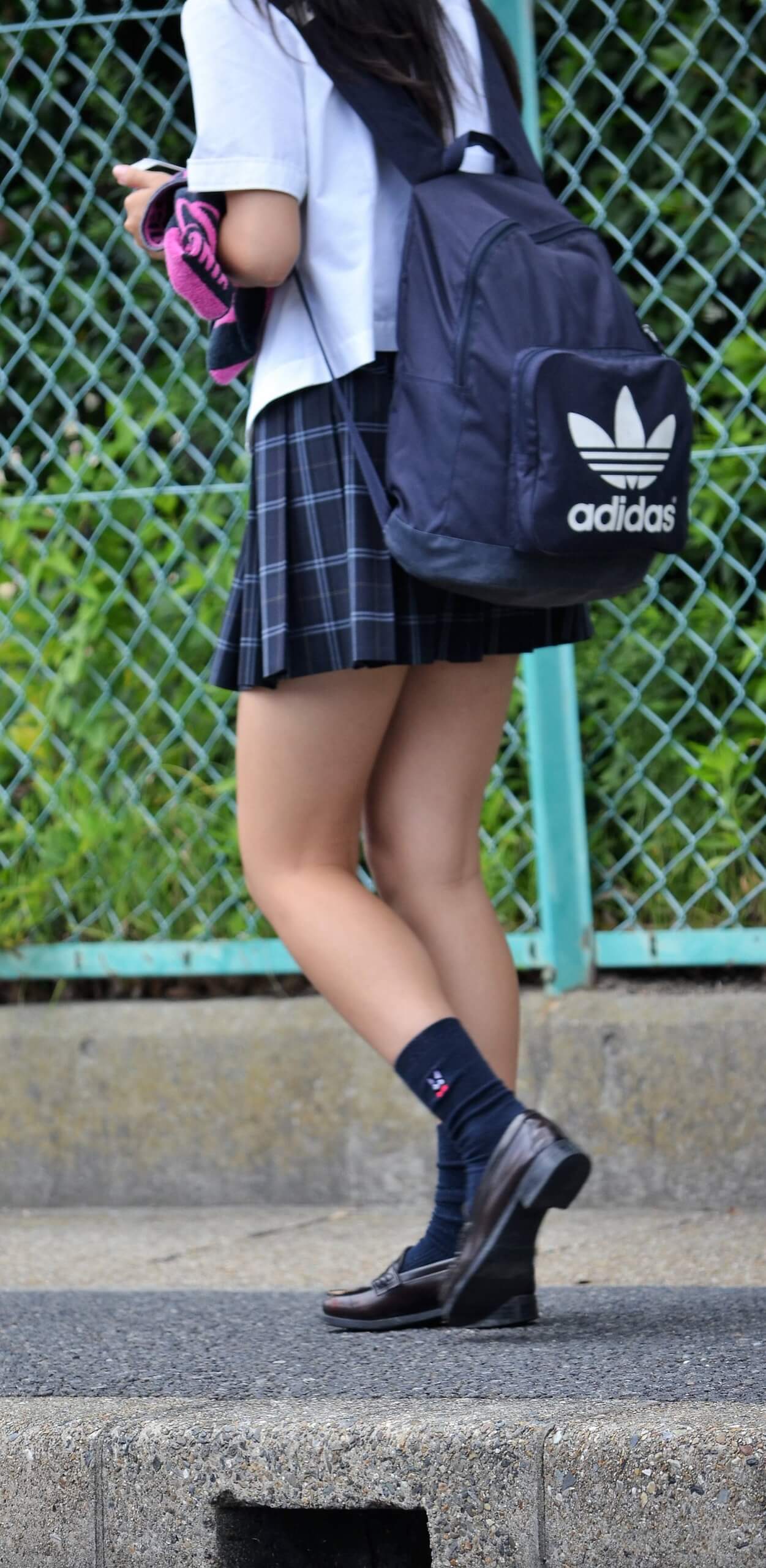 【画像】制服ＪＫが居たら顔は正面、横目で足ばっか見ちゃうよなｗｗ