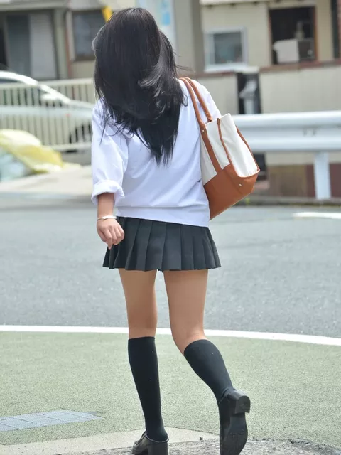 【画像】じわーって背中の汗が見れたらラッキーなシャツＪＫちゃん
