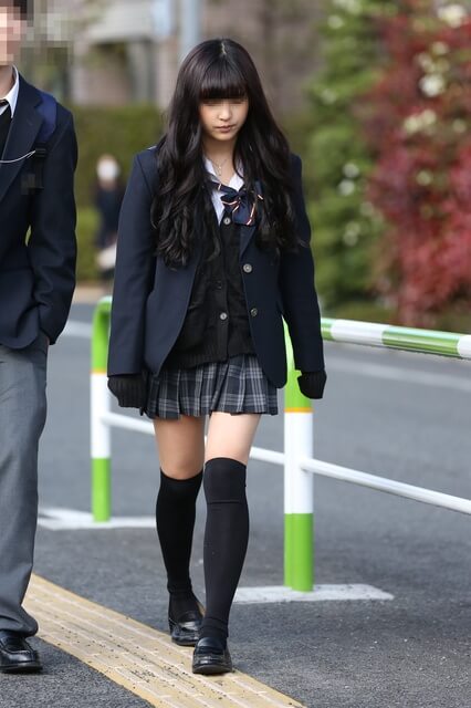 【画像】女子高生が制服にニーハイ合わせるって最初めちゃ勇気いりそうよなｗｗ
