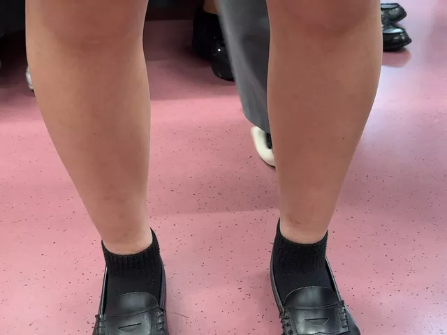 【画像】電車で座ってる時に目の前にこういうミニＪＫが来た時心臓バクバク奴ｗｗｗ