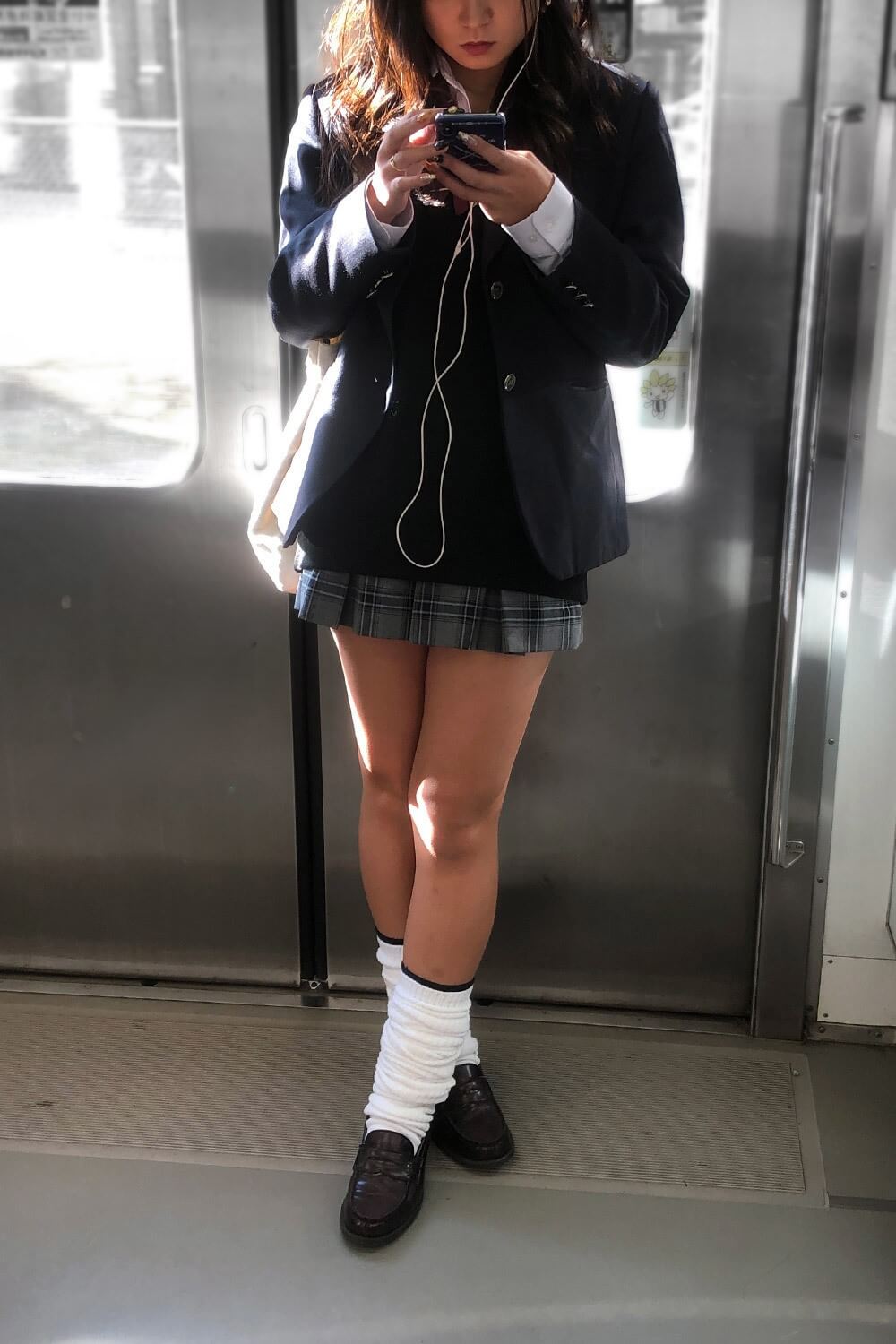 【画像】チソチソに巻き付けてシコりたいＪＫのルーズソックス♡