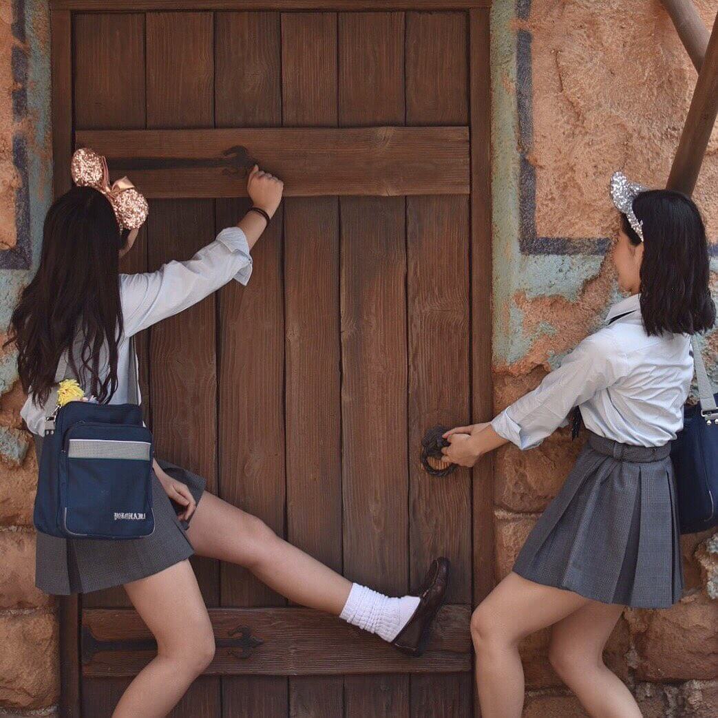 【画像】夏休みだから制服ディ〇ズニーＪＫわんさかいそう？