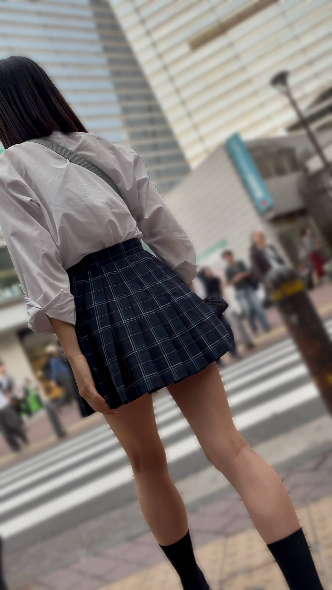 【画像】おまえら背後から無防備な制服女子高生ガン見しまくりだよな？ｗｗ