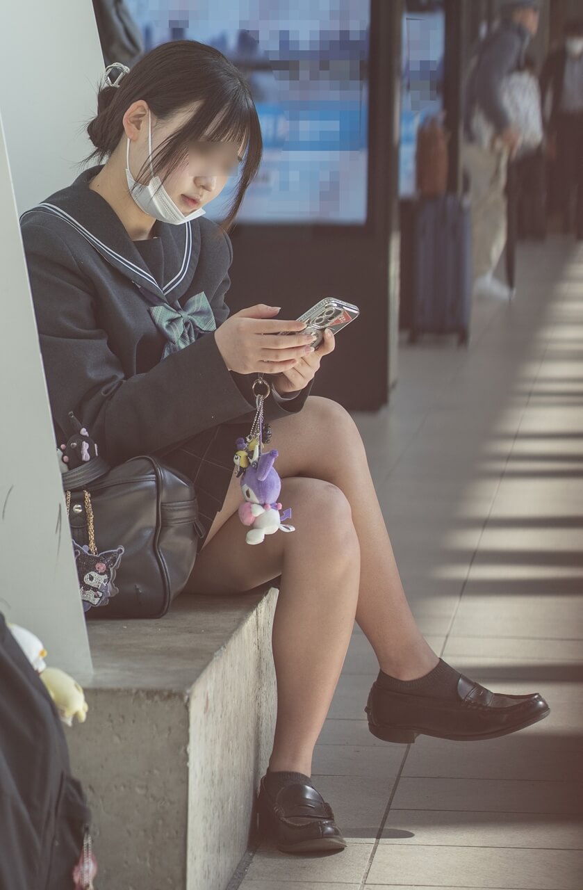 【画像】制服ＪＫの足組みふとももって生で見れたら激レアだよな