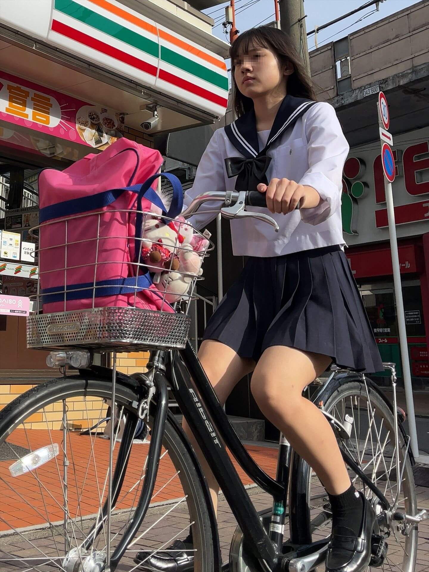 【画像】僕、生まれ変わったら制服ＪＫが乗る自転車のサドルになる！