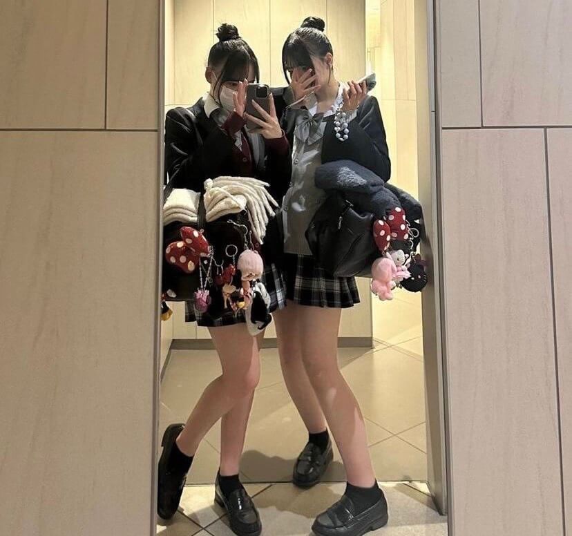 【画像】デカ鏡で撮るニコイチＪＫちゃんたち、かわいいね～