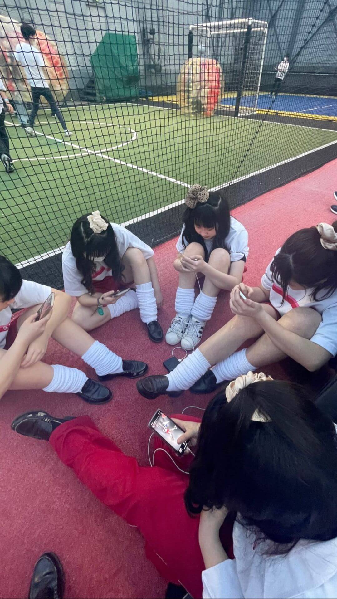 【画像】ん～いっぱい体育祭で汗が染みこんだ女子高生の体操着だぁ～♡