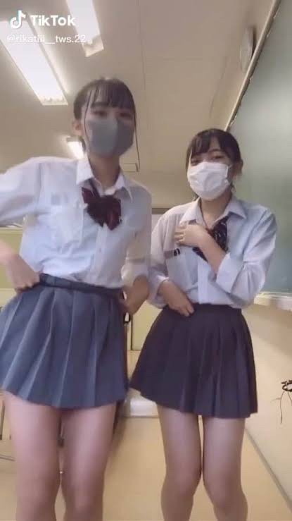 【動画】巨乳JKさん「おっぱい自慢したいなぁ……ひらめいたッ！」