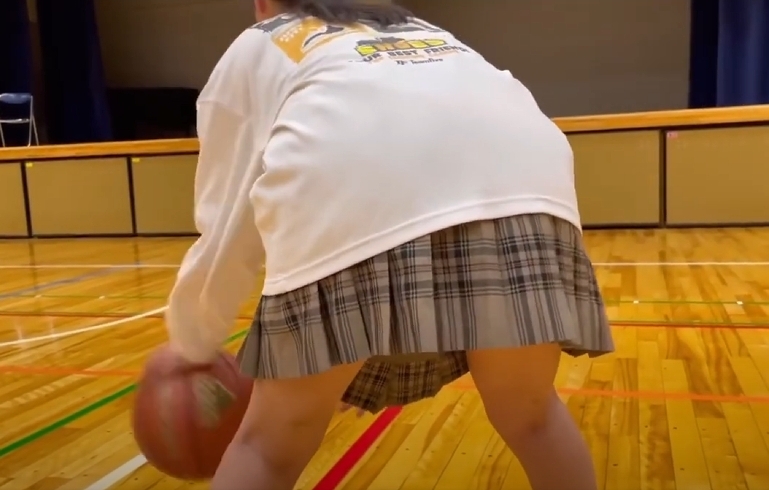 【悲報】底辺女Youtuberさん、パンチラでバズってしまうｗｗｗｗｗｗｗｗｗｗ