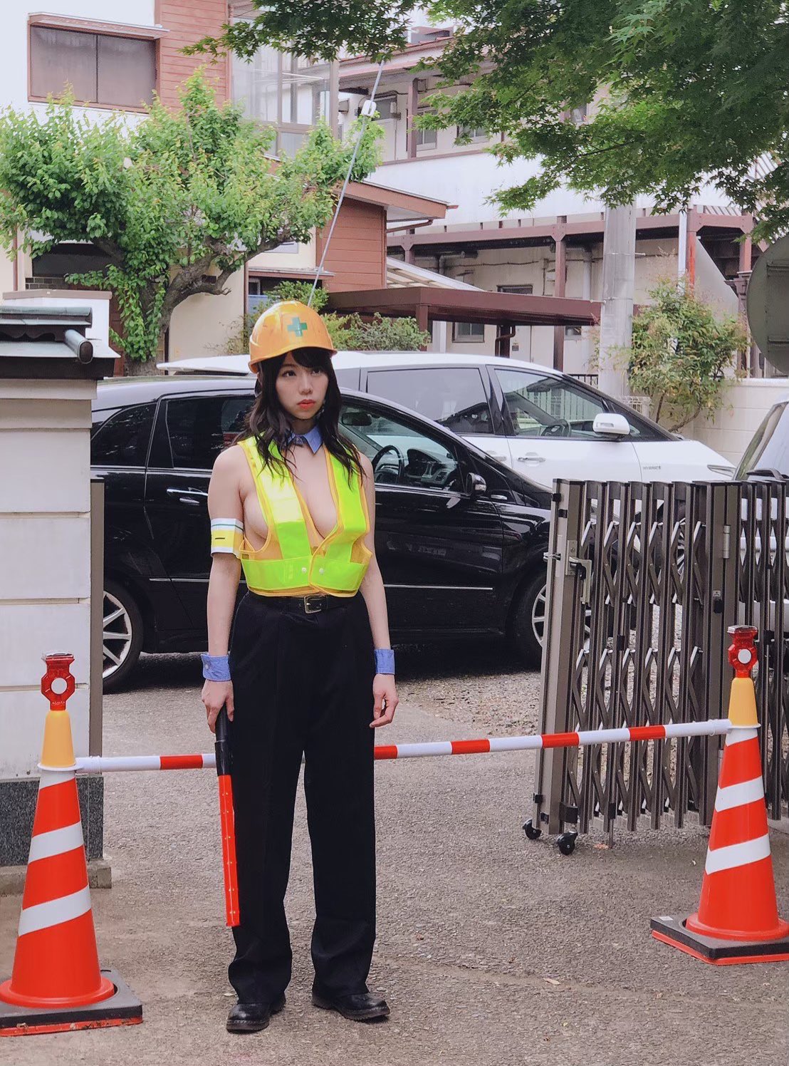 【画像】交通整理の女の子、暑さのあまり路上で脱いでしまうｗｗｗｗｗ