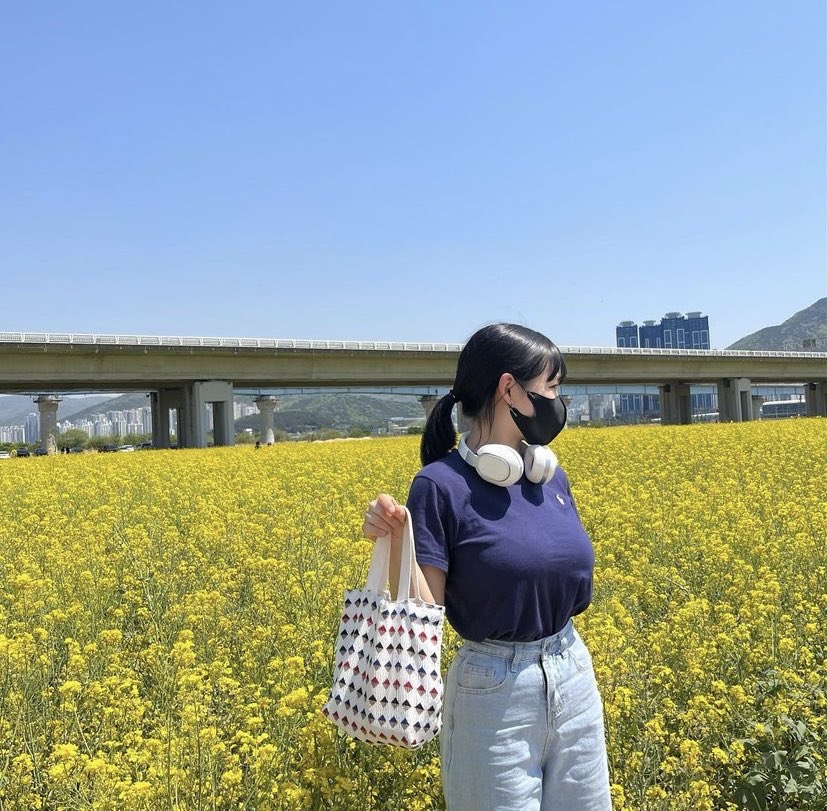 【画像】デカパイまんさん「ねー見て見てこの綺麗なタンポポ畑！」ﾊﾟｼｬｯ