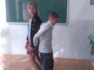 【画像】ロシアの女子小学生さん、エッチなパンツを穿いているのがバレてしまう…