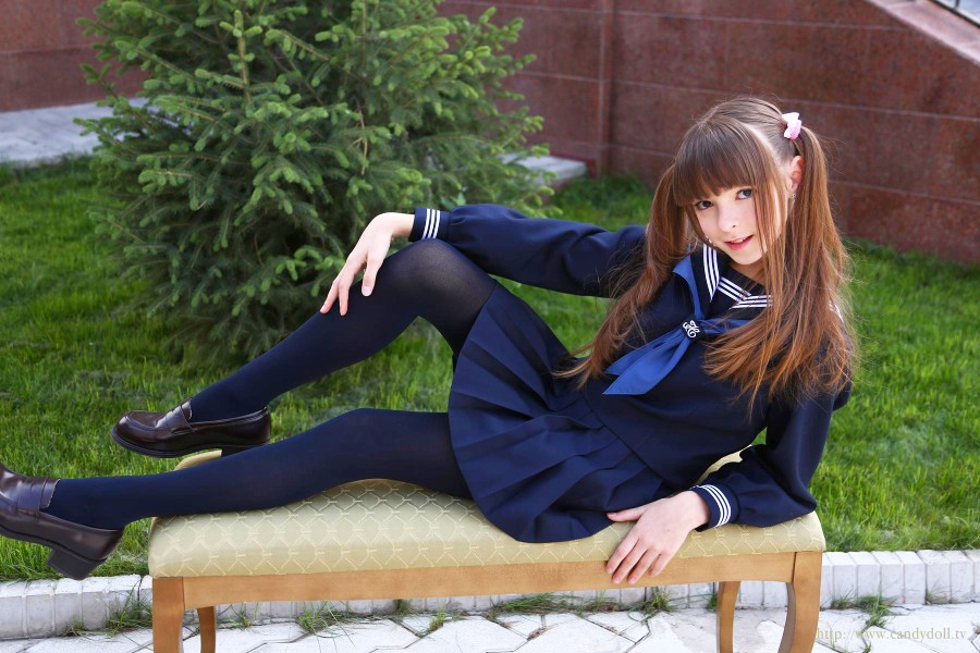 【画像あり】ロシアのＪＳ(12)に日本のセーラー服着せてみた結果ｗｗｗｗｗｗｗｗｗｗ