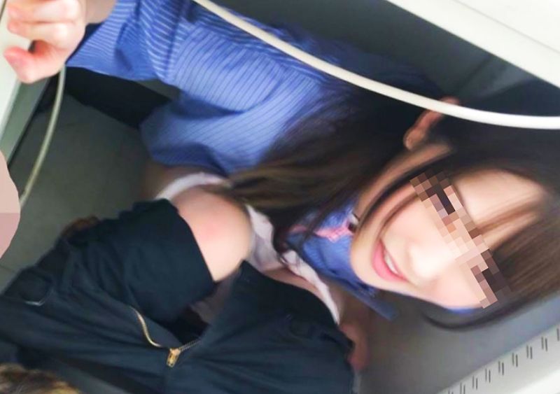【画像】ＪＫさん、バ先でパンツを脱ぐ悪ふざけをしてしまう…