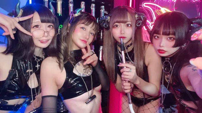 【ﾖﾓﾏﾂ】コンカフェ嬢さんのエグすぎるコスプレ客引き、完全に一線を越えるｗｗｗｗｗｗ