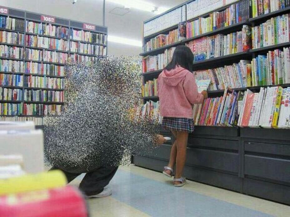 【画像あり】立ち読みしてるＪＳのパンツを盗撮してるヤツを盗撮したった…