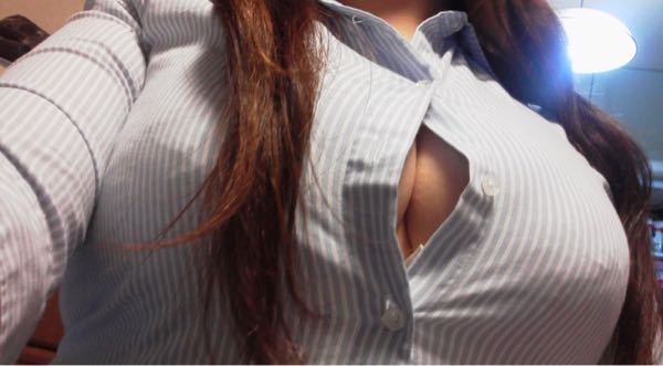 【悲報】女子大生さん、オッパイが大きすぎて服が悲鳴を上げてしまうｗｗ