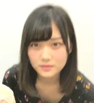 【GIF】まんさん、前かがみでパイチラしてしまい慌てて隠すｗｗｗｗ