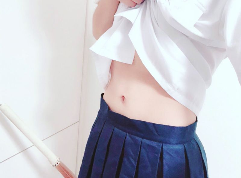 【画像】JKだけどおヘソ撮ったから見て