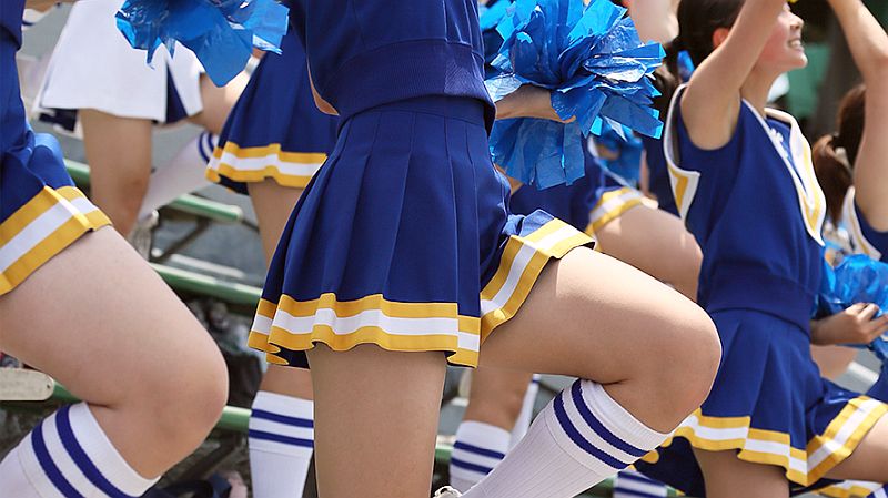 【画像】男子高生、チアリーダーに顔を太ももで挟まれるも瞑想して勃起を封印????
