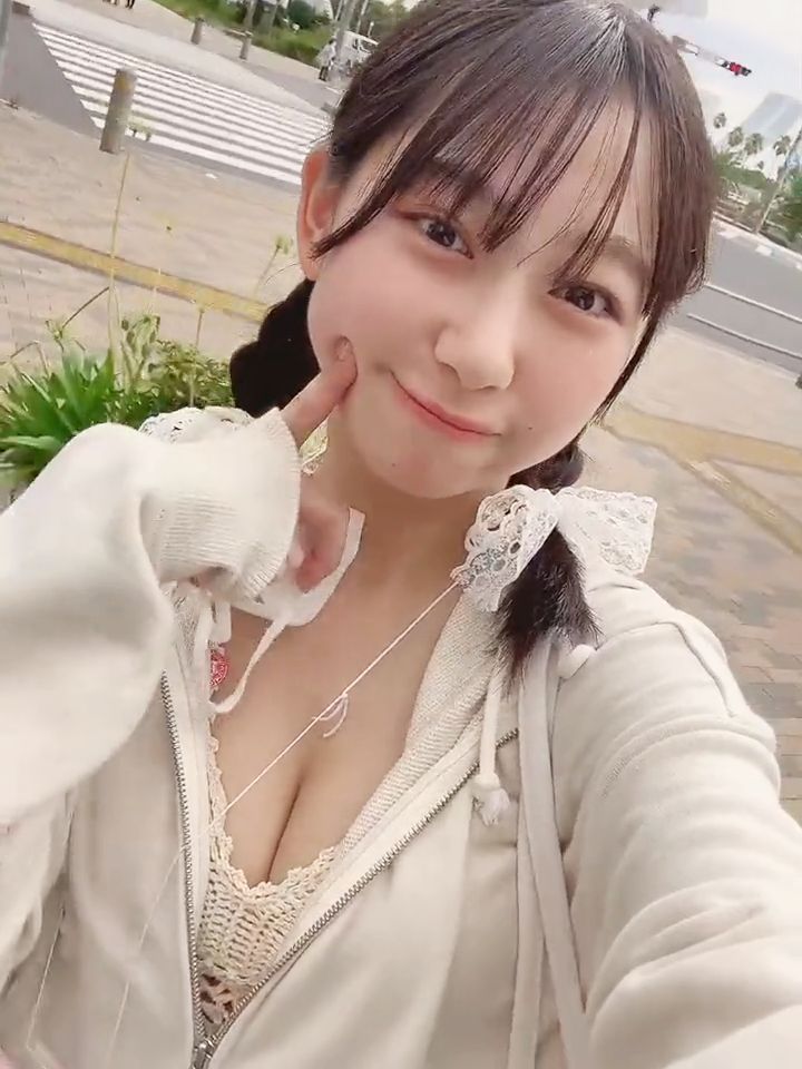 【動画】歩きながら乳を出すJKが撮られるｗｗｗｗｗｗｗｗｗｗｗｗ