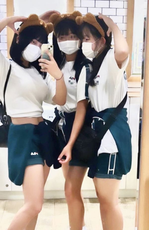 【画像】ＪＫ「体育祭終わりの格好だけど遊びに行っちゃお」おヘソだしーおっぱいぷるんっ