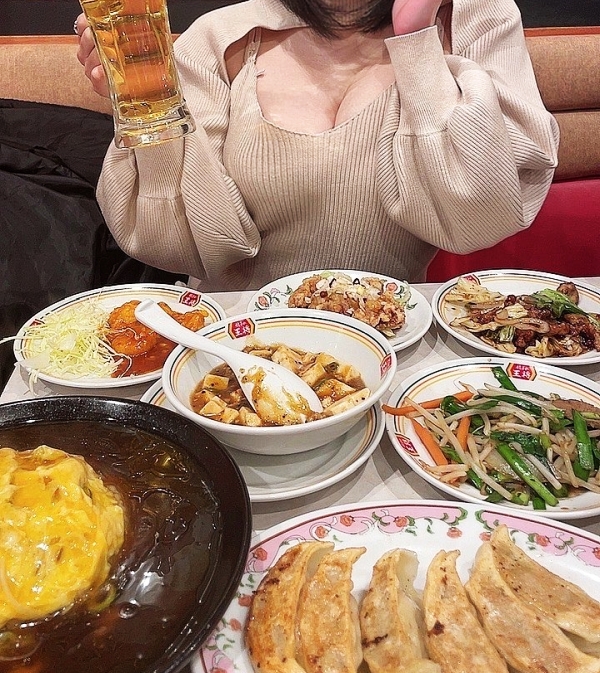 【画像】おっぱい特盛お姉さんと餃子の王将イキたいｗｗｗｗｗｗｗｗｗｗｗｗｗ