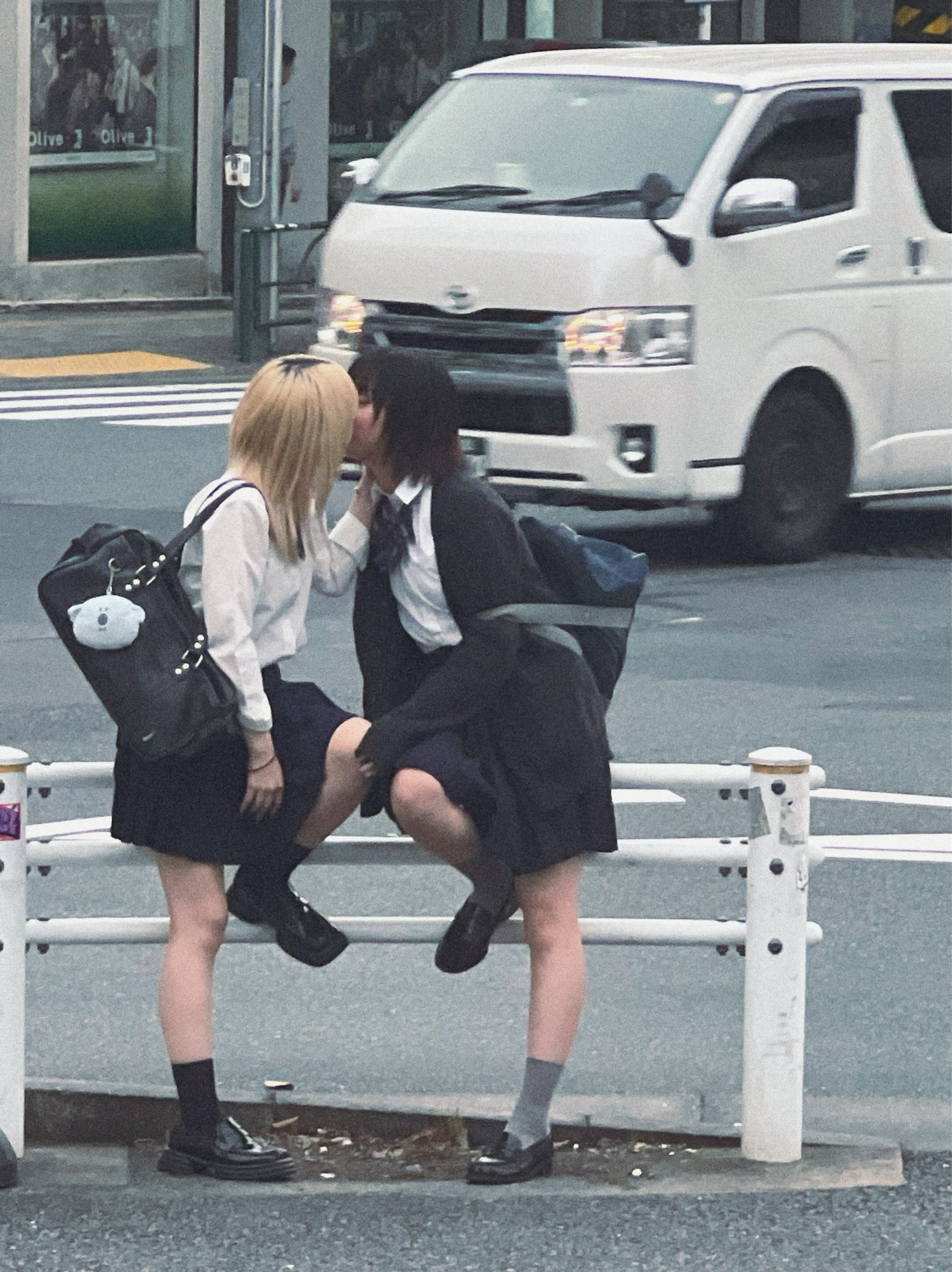 【画像】ＪＫ同士のエモいレズキスが撮られてしまう…