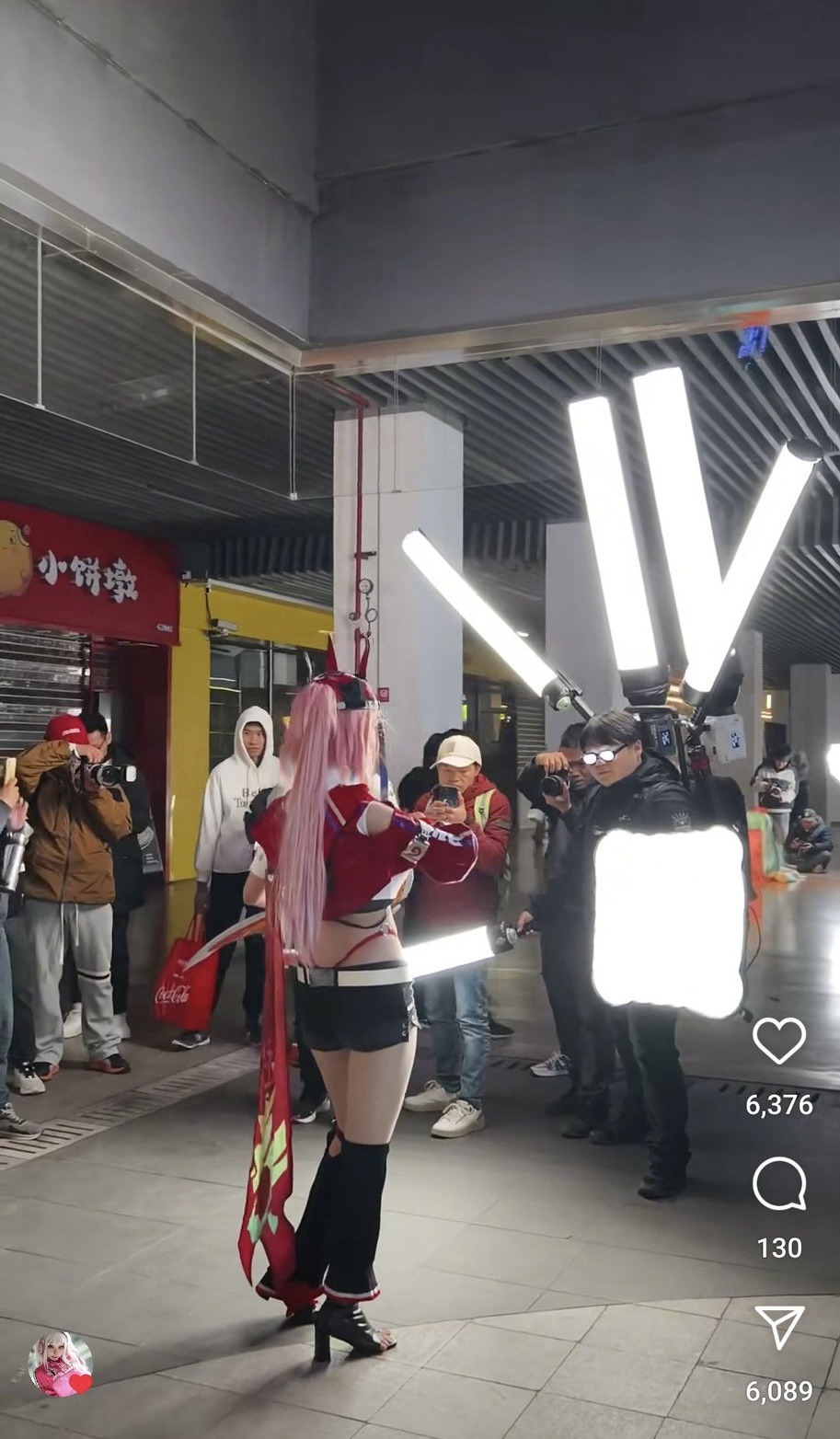【画像】コスプレイヤーの取り巻きガチでやばいやつが現れるｗｗｗｗｗｗｗｗｗｗｗｗｗｗｗ