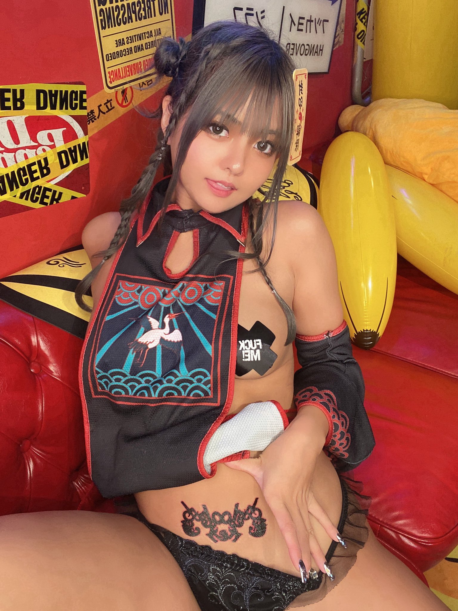 【動画】□リギャルさん、下乳も横乳も晒したエッチなコスプレをしてしまうｗ