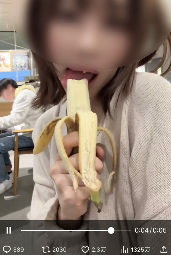 【悲報】裏垢女子、カフェでフェ◯チオ自撮りして大炎上ｗｗｗｗｗｗｗｗｗｗｗｗ