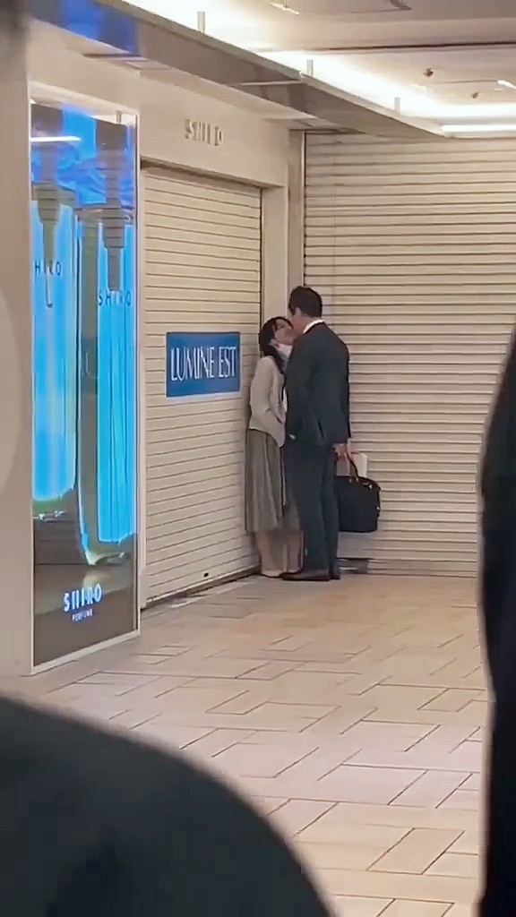 【悲報】駅構内でベロチュー手コキしてたカップル、無事動画が拡散されてしまうｗｗｗｗｗｗｗｗｗ